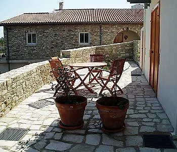 Aunt Maria's Páno Léfkara